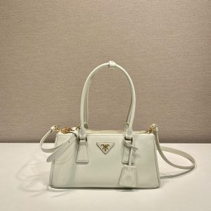 プラダ ハンドバッグ レザー