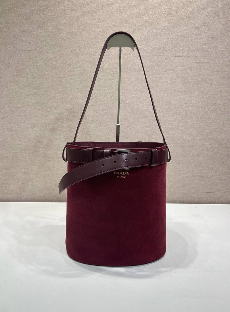 プラダ バッグ レディース PRADA バックル ベルト付き スエード バケットバッグ ボルドー 1BE085_2C4S_F0007 プラダ 巾着バッグ アウトレット - 画像 (9)