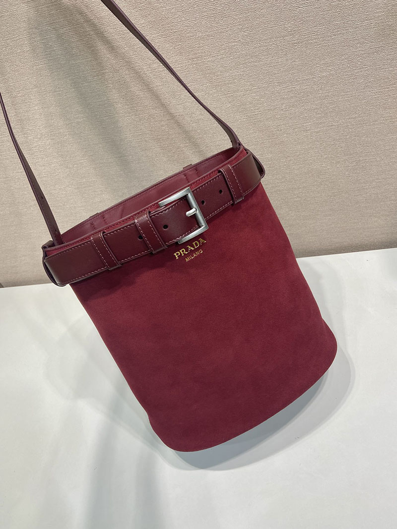 プラダ バッグ レディース PRADA バックル ベルト付き スエード バケットバッグ ボルドー 1BE085_2C4S_F0007 プラダ 巾着バッグ アウトレット - 画像 (8)
