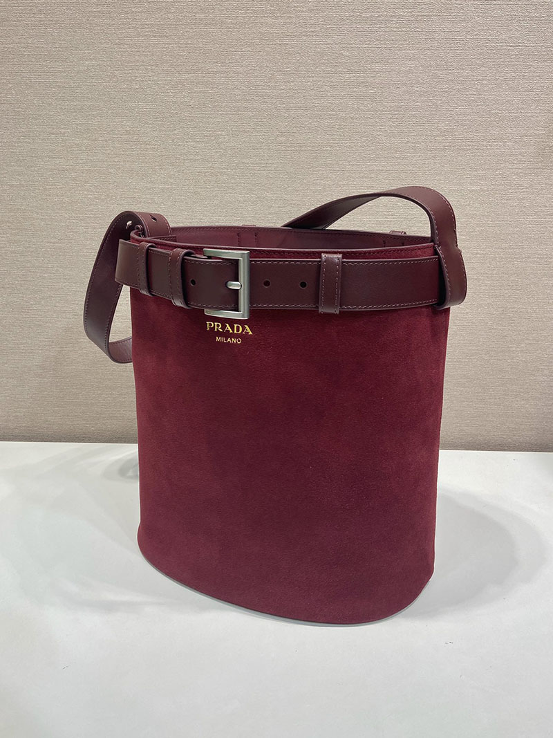 プラダ バッグ レディース PRADA バックル ベルト付き スエード バケットバッグ ボルドー 1BE085_2C4S_F0007 プラダ 巾着バッグ アウトレット - 画像 (7)