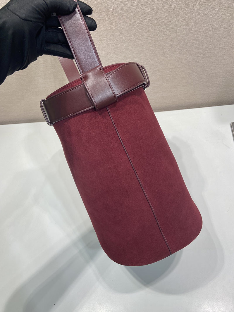 プラダ バッグ レディース PRADA バックル ベルト付き スエード バケットバッグ ボルドー 1BE085_2C4S_F0007 プラダ 巾着バッグ アウトレット - 画像 (5)