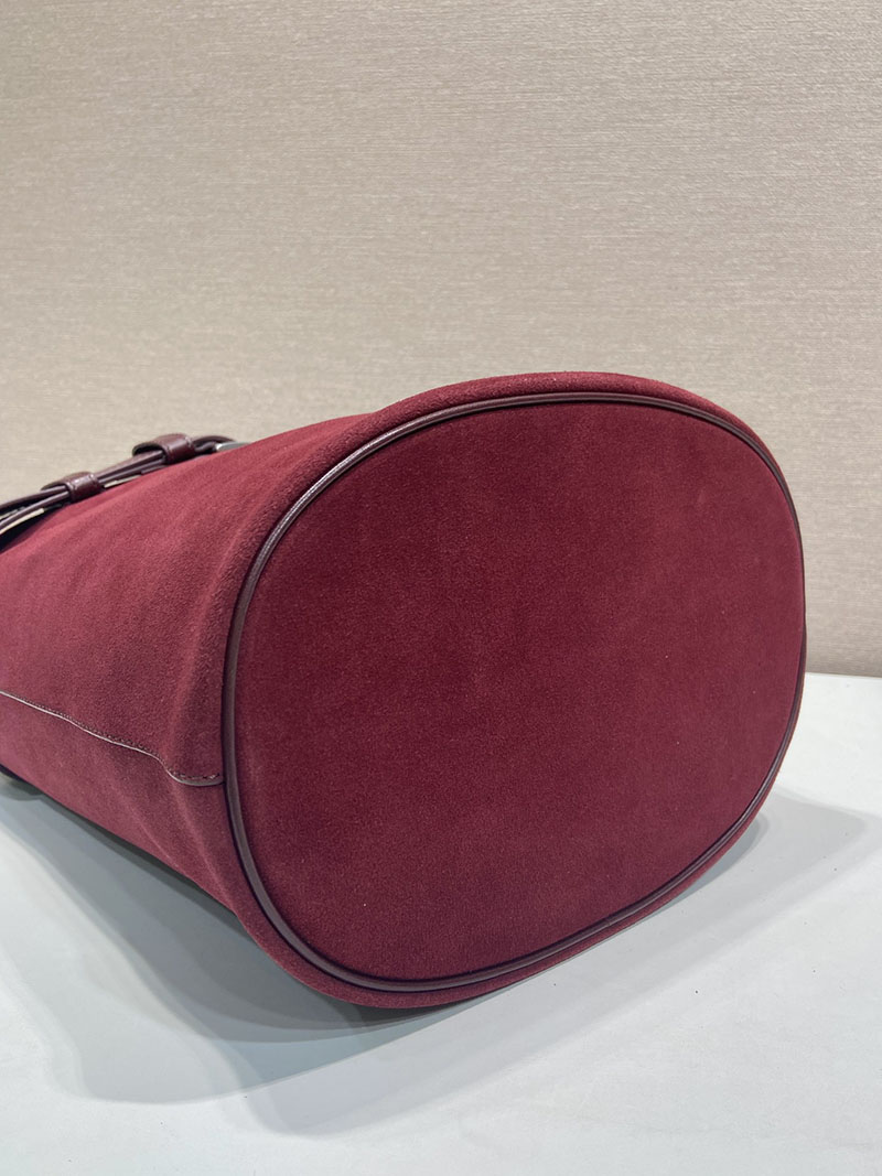 プラダ バッグ レディース PRADA バックル ベルト付き スエード バケットバッグ ボルドー 1BE085_2C4S_F0007 プラダ 巾着バッグ アウトレット - 画像 (4)