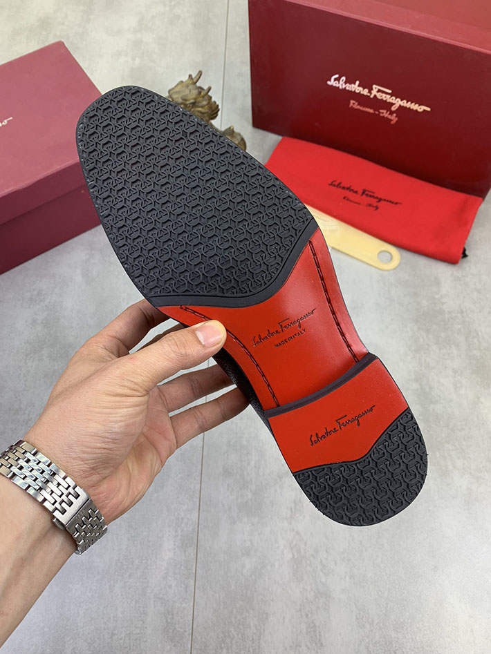 メンズ 最高級フェラガモスーパーコピー FERRAGAMO ローファー モカシン ガンチーニ金具 レザー シューズ 2628110 ガンチーニ ローファー メンズ - 画像 (2)