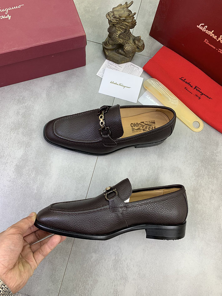 メンズ 最高級フェラガモスーパーコピー FERRAGAMO ローファー モカシン ガンチーニ金具 レザー シューズ 2628111 ローファー メンズコーデ カジュアル - 画像 (5)