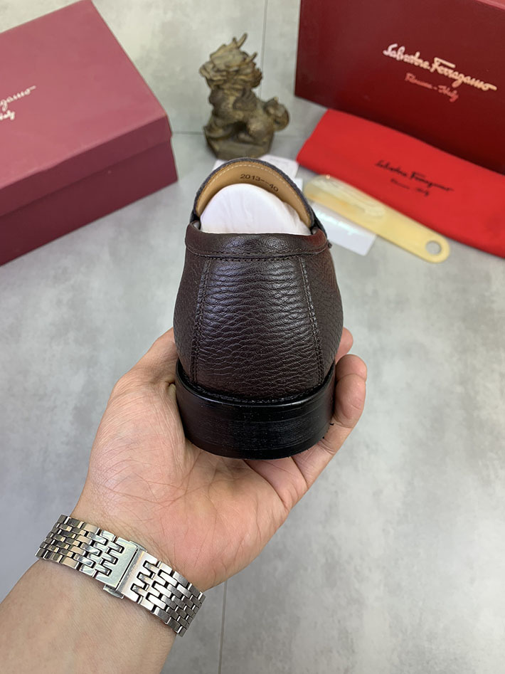 メンズ 最高級フェラガモスーパーコピー FERRAGAMO ローファー モカシン ガンチーニ金具 レザー シューズ 2628111 ローファー メンズコーデ カジュアル - 画像 (4)