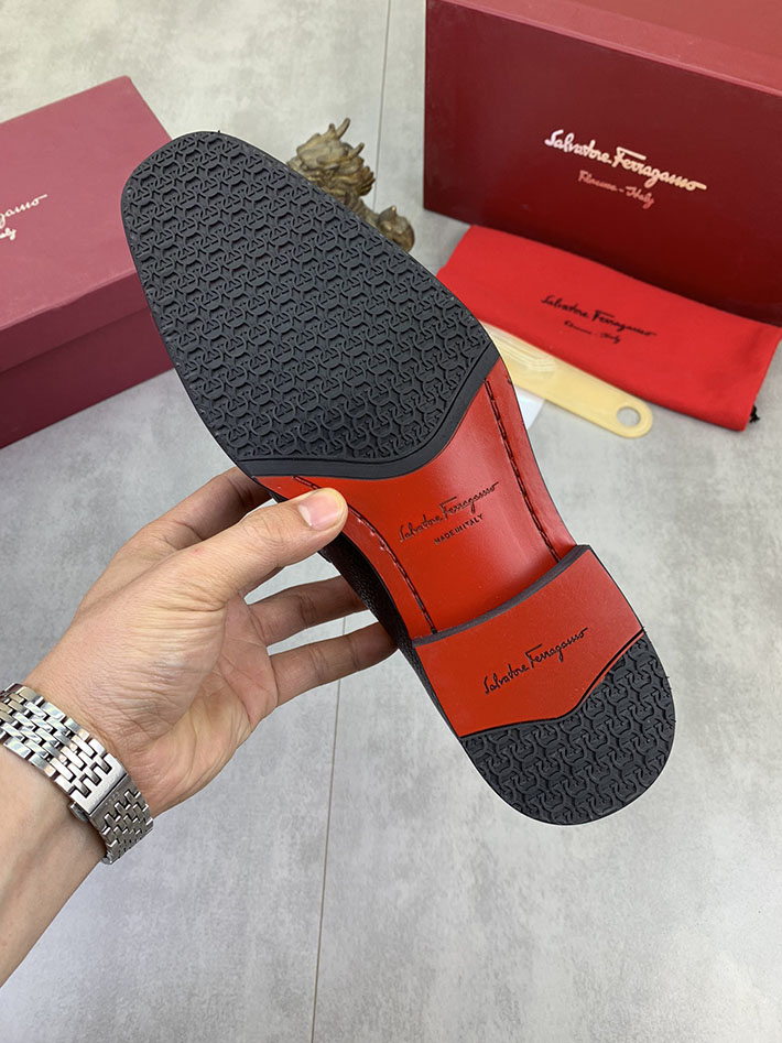 メンズ 最高級フェラガモスーパーコピー FERRAGAMO ローファー モカシン ガンチーニ金具 レザー シューズ 2628111 ローファー メンズコーデ カジュアル - 画像 (3)