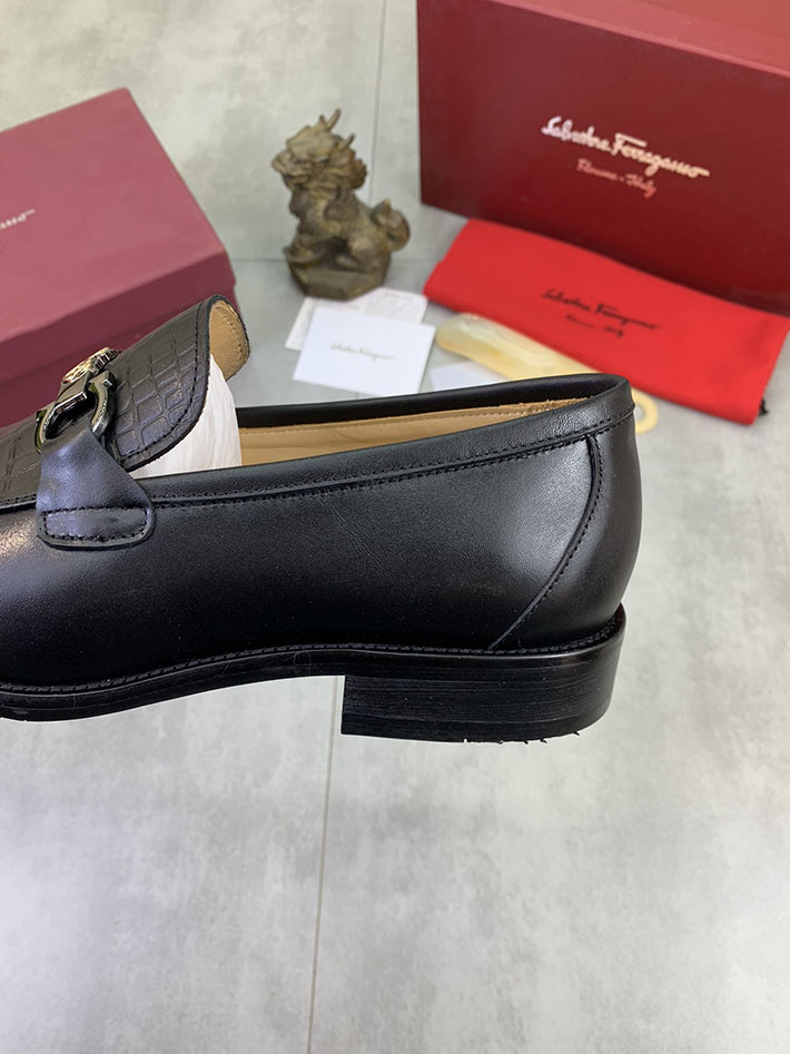 メンズ 最高級フェラガモスーパーコピー FERRAGAMO ローファー モカシン ガンチーニ金具 レザー シューズ 2628112 ローファー メンズコーデ 春 - 画像 (4)