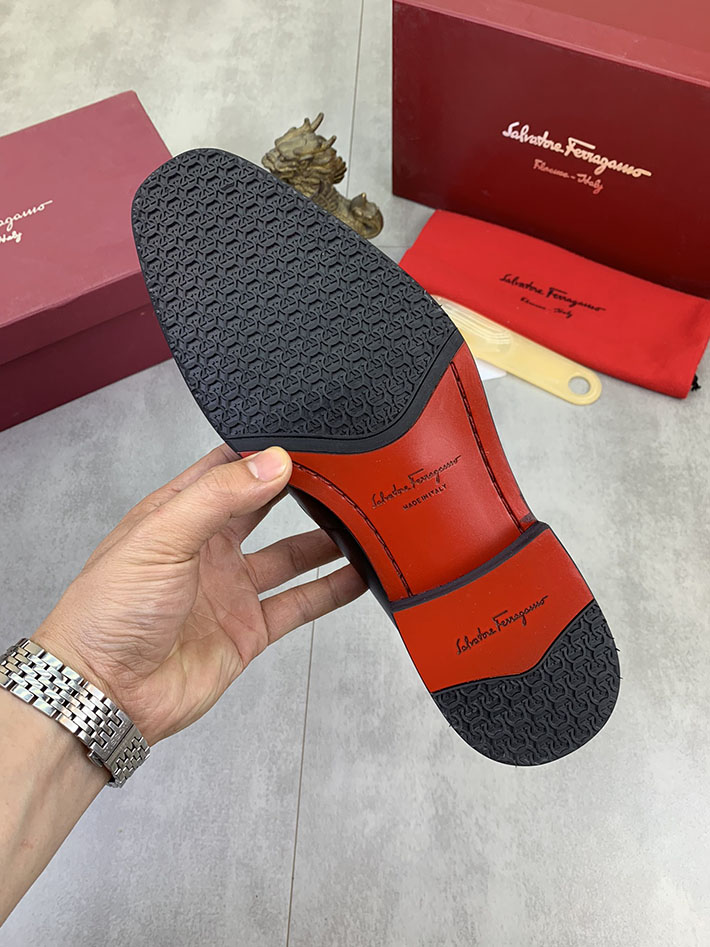 メンズ 最高級フェラガモスーパーコピー FERRAGAMO ローファー モカシン ガンチーニ金具 レザー シューズ 2628112 ローファー メンズコーデ 春 - 画像 (2)