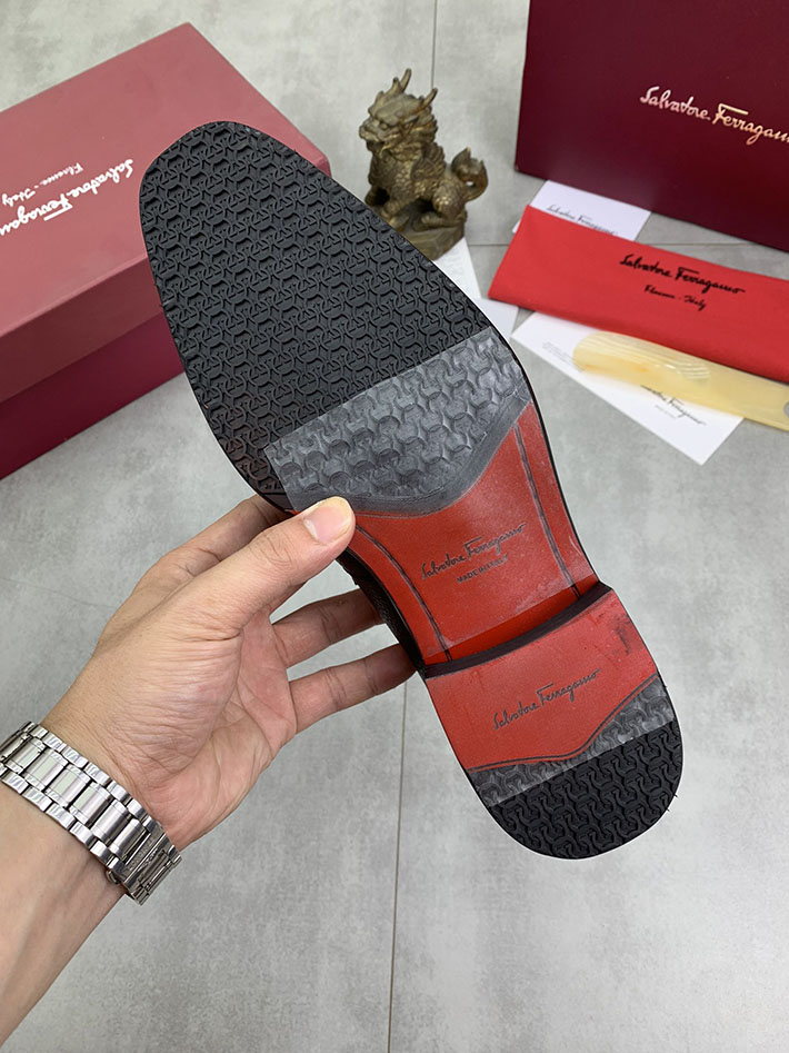 メンズ 最高級フェラガモスーパーコピー FERRAGAMO ローファー モカシン ガンチーニ金具 レザー シューズ 2628115 ローファー メンズ カジュアル ブランド - 画像 (2)