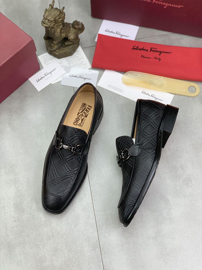 メンズ 最高級フェラガモスーパーコピー FERRAGAMO ローファー モカシン ガンチーニ金具 レザー シューズ 2628116 ローファー カジュアルコーデ メンズ - 画像 (8)
