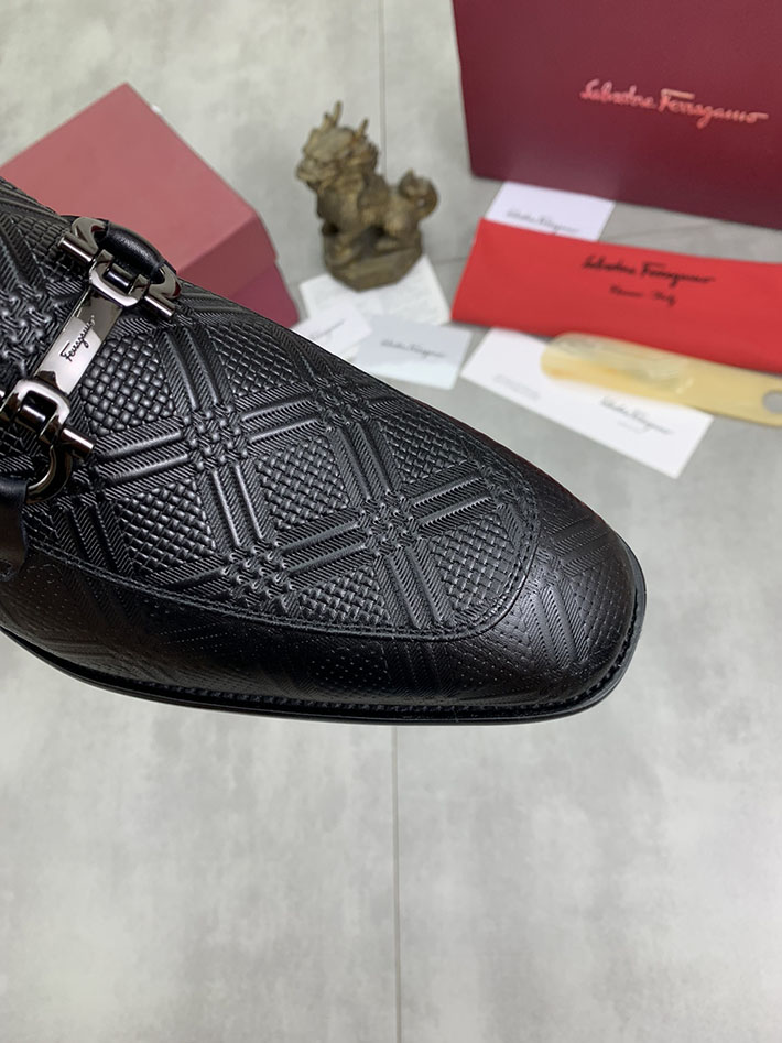 メンズ 最高級フェラガモスーパーコピー FERRAGAMO ローファー モカシン ガンチーニ金具 レザー シューズ 2628116 ローファー カジュアルコーデ メンズ - 画像 (6)