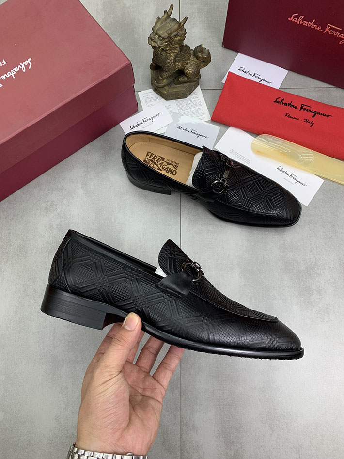 メンズ 最高級フェラガモスーパーコピー FERRAGAMO ローファー モカシン ガンチーニ金具 レザー シューズ 2628116 ローファー カジュアルコーデ メンズ - 画像 (5)