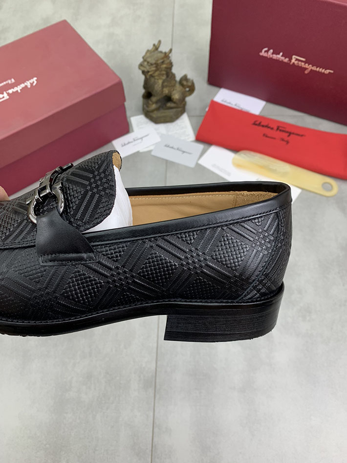 メンズ 最高級フェラガモスーパーコピー FERRAGAMO ローファー モカシン ガンチーニ金具 レザー シューズ 2628116 ローファー カジュアルコーデ メンズ - 画像 (4)