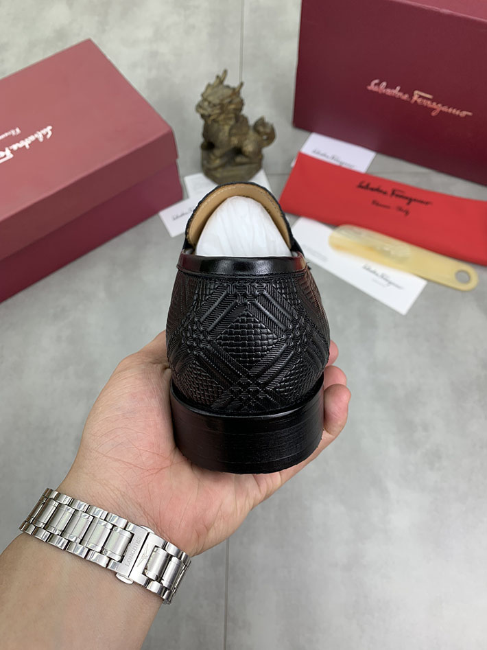 メンズ 最高級フェラガモスーパーコピー FERRAGAMO ローファー モカシン ガンチーニ金具 レザー シューズ 2628116 ローファー カジュアルコーデ メンズ - 画像 (3)