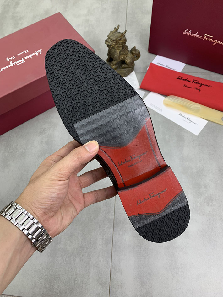 メンズ 最高級フェラガモスーパーコピー FERRAGAMO ローファー モカシン ガンチーニ金具 レザー シューズ 2628116 ローファー カジュアルコーデ メンズ - 画像 (2)