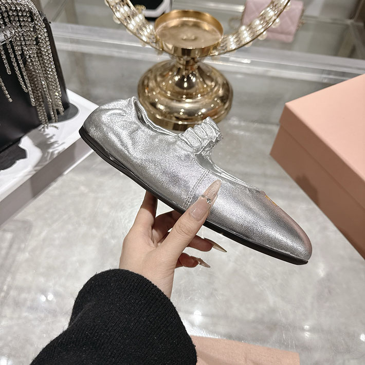 レディース 最高級MiuMiuスーパーコピー ミュウミュウ ルーシュナッパ レザーバレリーナ 2628176 MiuMiu バレエシューズ コーデ - 画像 (2)