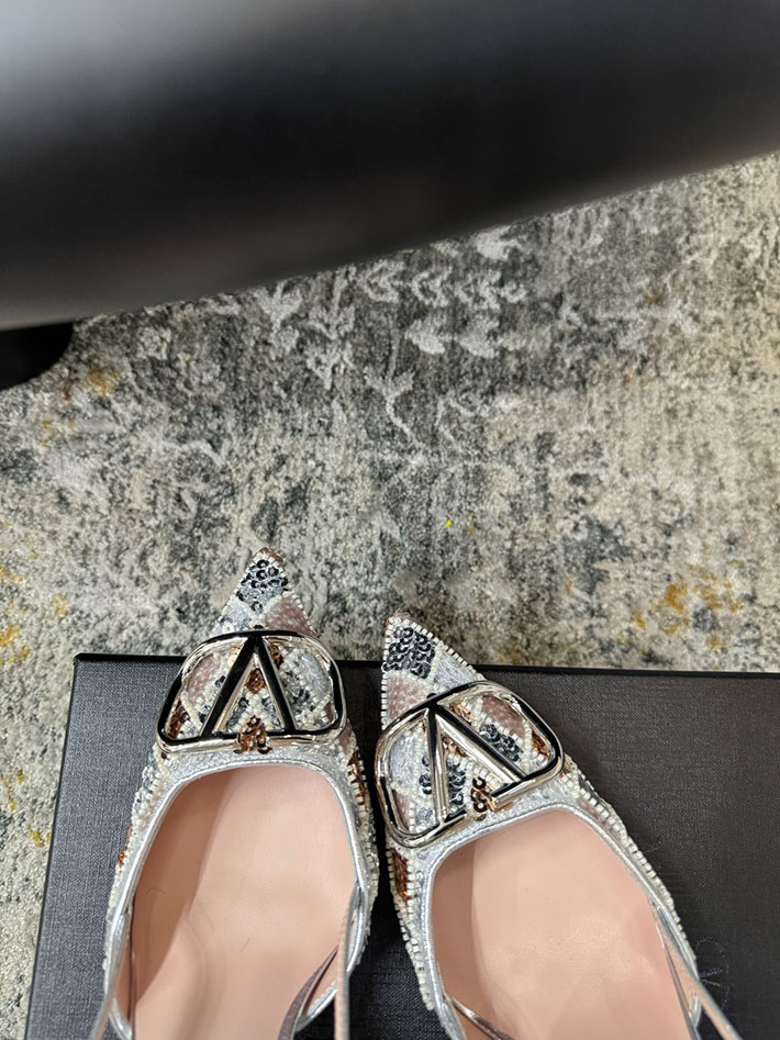 ヴァレンティノ VALENTINO Vロゴ シグネチャー ロンベール エンブロイダリー スリングバックパンプス 2628200 ヴァレンティノ パンプス アウトレット - 画像 (7)