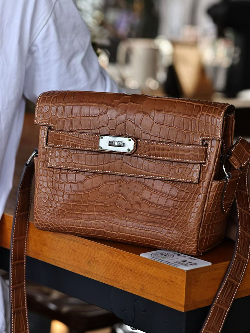 ケリー メッセンジャー メンズ HERMES ケリーメッセンジャー ゴールド クロコダイル シルバー金具 2627482 エルメス専門店 おすすめ - 画像 (2)