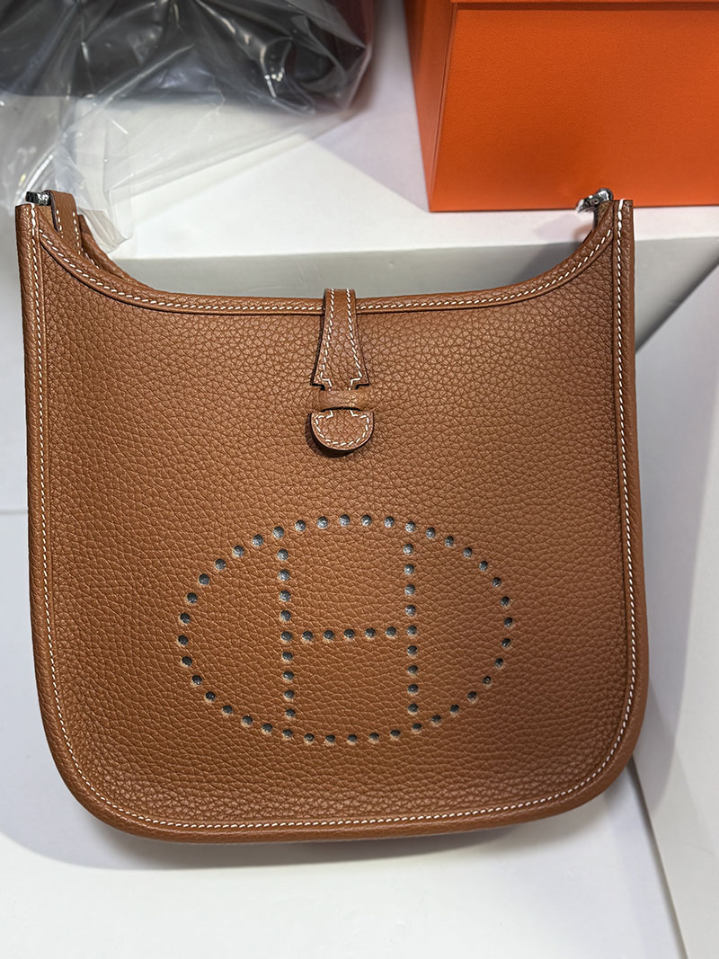 斜 めがけ バッグ メンズ ハイブランド HERMES エヴリン 23 ゴールド トリヨンクレマンス シルバー金具 2627550 エルメス専門店 おすすめ - 画像 (4)