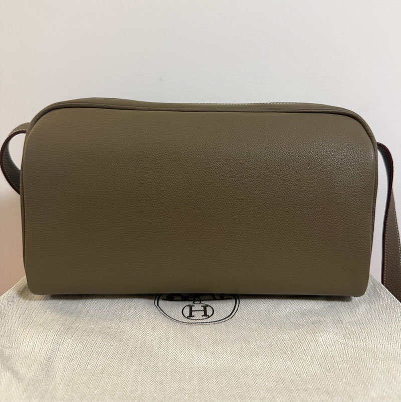 エルメス メンズバッグ 新作 HERMES ロング・クーリエ エトゥープ/ブルードプリュス エバーカラー/トリヨンクレマンス シルバー金具 2627598 - 画像 (7)