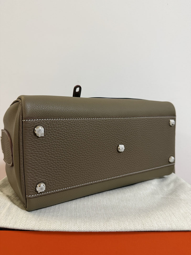 エルメス メンズバッグ 新作 HERMES ロング・クーリエ エトゥープ/ブルードプリュス エバーカラー/トリヨンクレマンス シルバー金具 2627598 - 画像 (5)