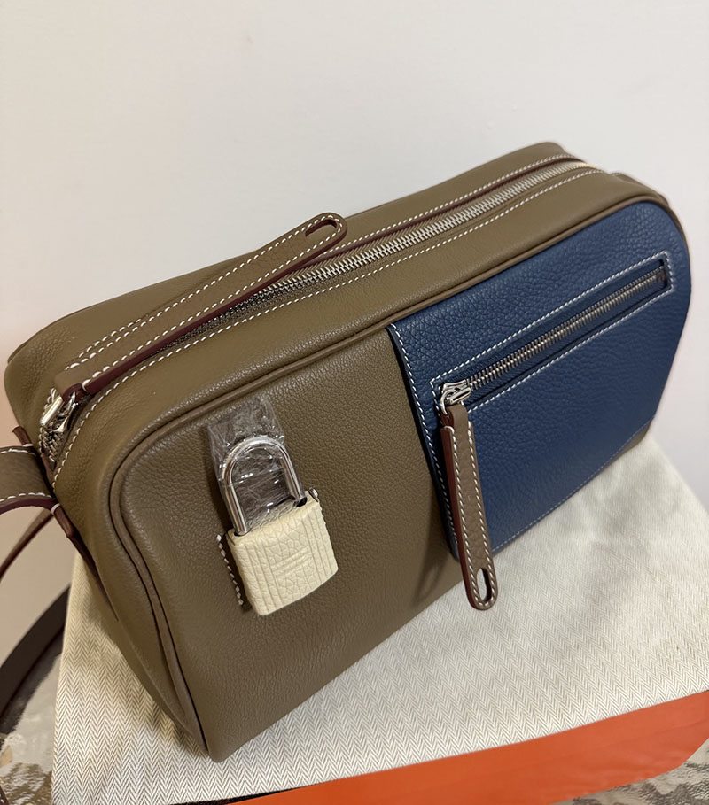 エルメス メンズバッグ 新作 HERMES ロング・クーリエ エトゥープ/ブルードプリュス エバーカラー/トリヨンクレマンス シルバー金具 2627598 - 画像 (4)