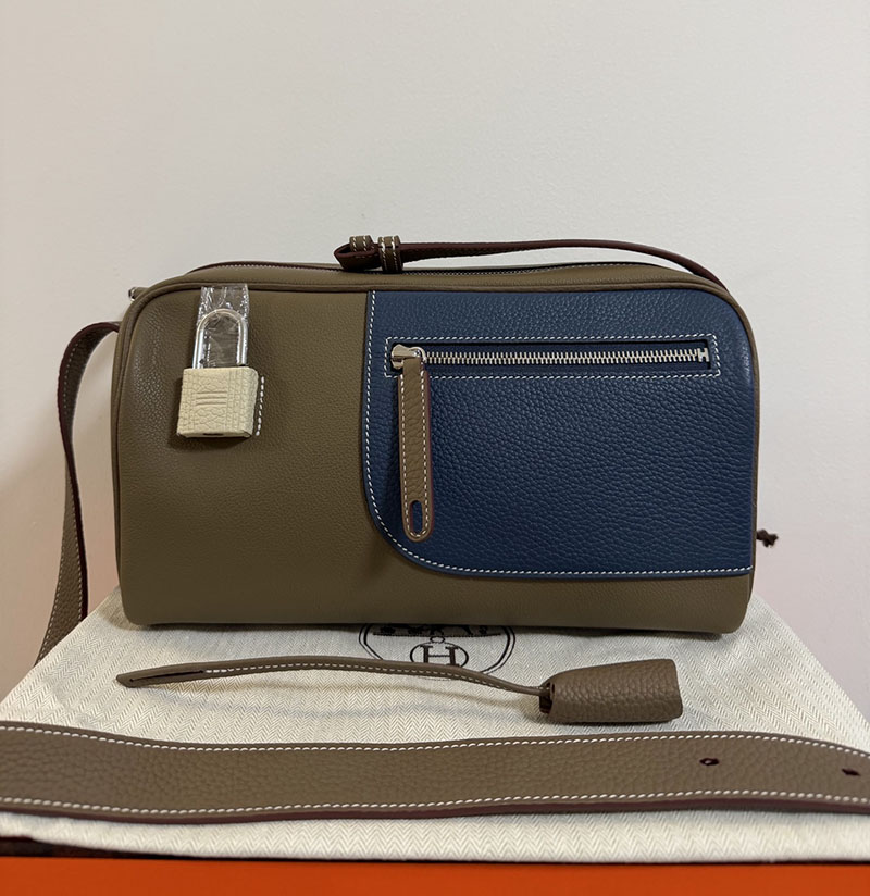 エルメス メンズバッグ 新作 HERMES ロング・クーリエ エトゥープ/ブルードプリュス エバーカラー/トリヨンクレマンス シルバー金具 2627598 - 画像 (2)