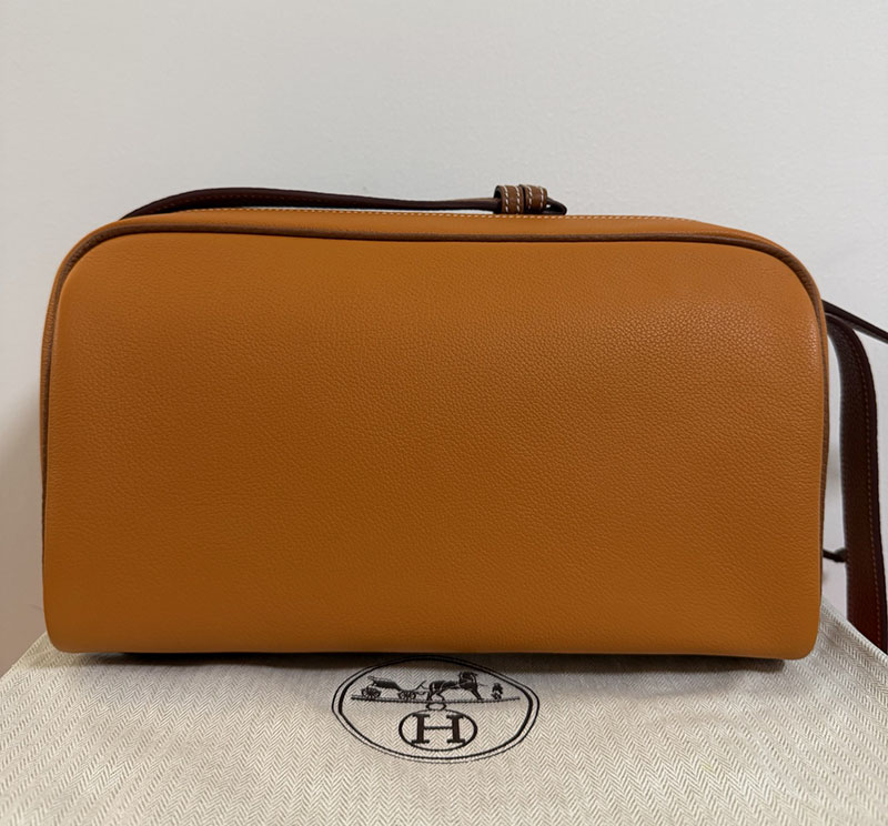 エルメス ビジネス バック メンズ HERMES ロング・クーリエ オレンジ/ゴールド/ブルードプリュス エバーカラー/トリヨンクレマンス シルバー金具 2627599 - 画像 (7)