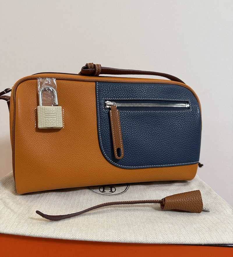 エルメス ビジネス バック メンズ HERMES ロング・クーリエ オレンジ/ゴールド/ブルードプリュス エバーカラー/トリヨンクレマンス シルバー金具 2627599 - 画像 (3)