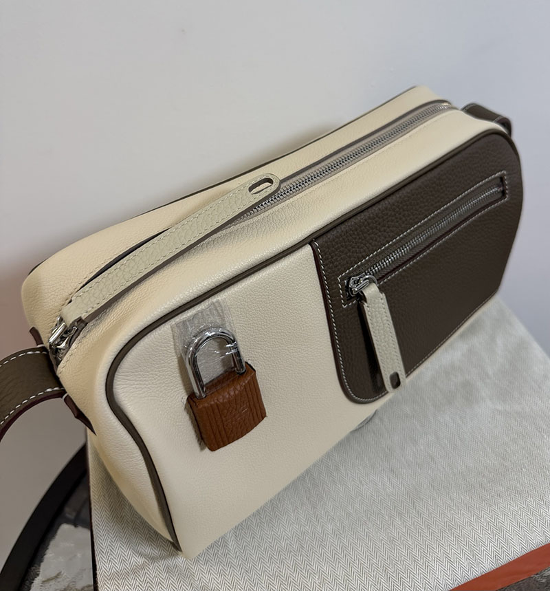 エルメス メンズバッグ 種類 HERMES ロング・クーリエ エトゥープ/クレ エバーカラー/トリヨンクレマンス シルバー金具 2627600 - 画像 (4)