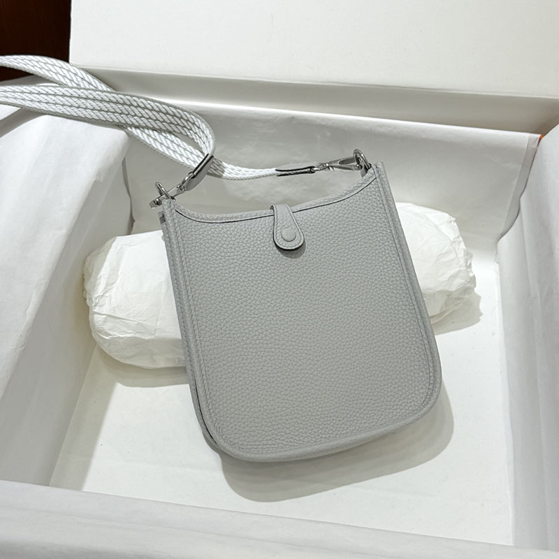ミニショルダーバッグ 軽量 HERMES エヴリン TPM ブルーグラシエ トリヨンクレマンス シルバー金具 2627652 エルメス 海外通販 - 画像 (9)