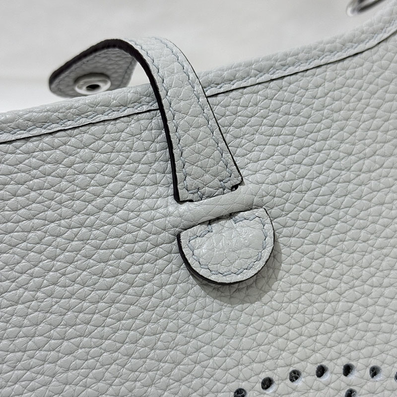 ミニショルダーバッグ 軽量 HERMES エヴリン TPM ブルーグラシエ トリヨンクレマンス シルバー金具 2627652 エルメス 海外通販 - 画像 (8)