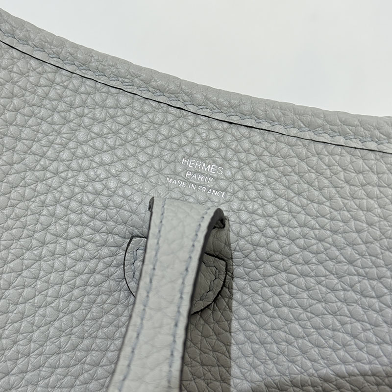 ミニショルダーバッグ 軽量 HERMES エヴリン TPM ブルーグラシエ トリヨンクレマンス シルバー金具 2627652 エルメス 海外通販 - 画像 (6)