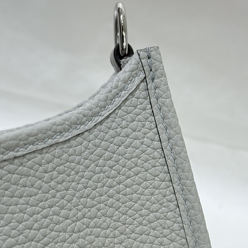 ミニショルダーバッグ 軽量 HERMES エヴリン TPM ブルーグラシエ トリヨンクレマンス シルバー金具 2627652 エルメス 海外通販 - 画像 (5)