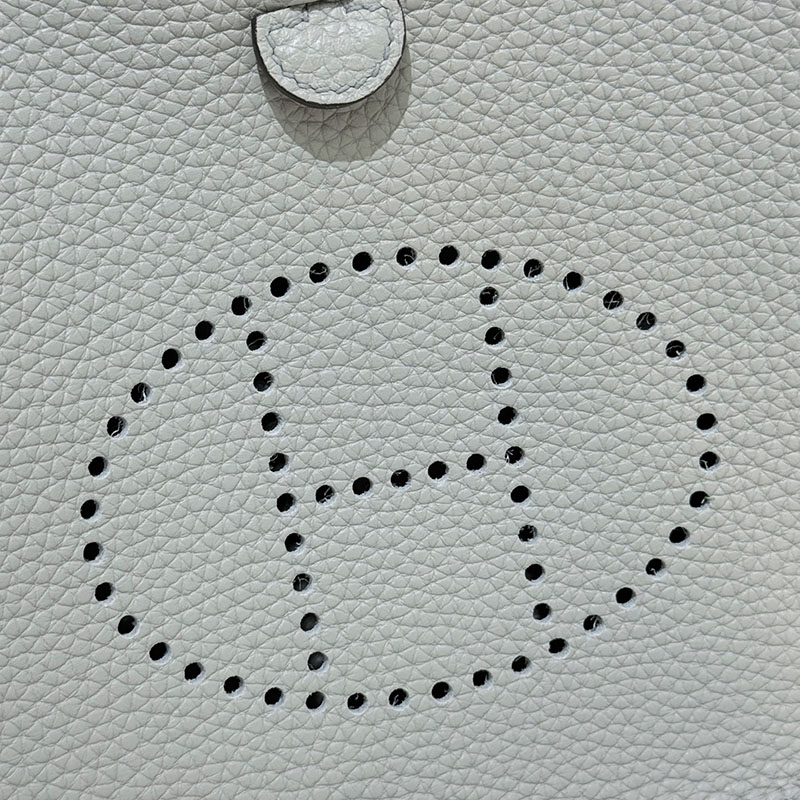 ミニショルダーバッグ 軽量 HERMES エヴリン TPM ブルーグラシエ トリヨンクレマンス シルバー金具 2627652 エルメス 海外通販 - 画像 (4)