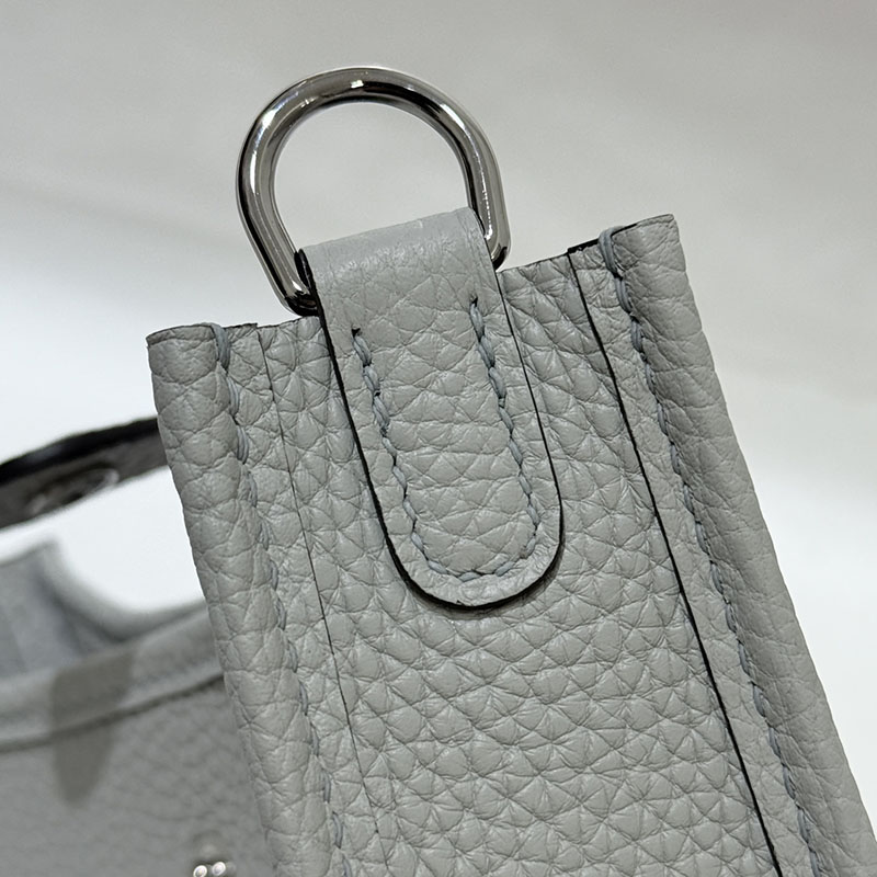 ミニショルダーバッグ 軽量 HERMES エヴリン TPM ブルーグラシエ トリヨンクレマンス シルバー金具 2627652 エルメス 海外通販 - 画像 (2)