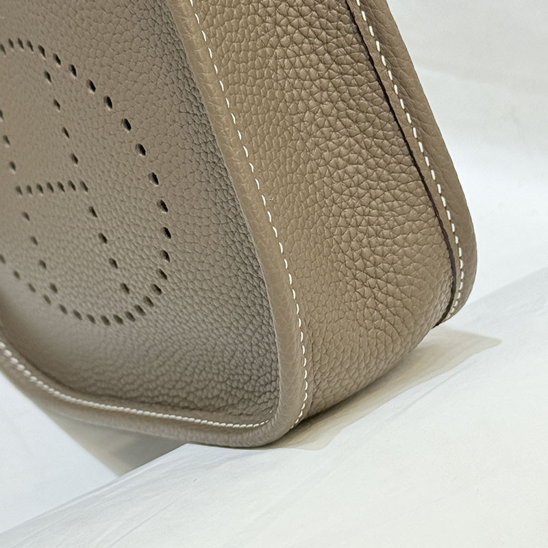 エルメス ミニ エブリン 定価 HERMES エヴリン TPM エトゥープ トリヨンクレマンス シルバー金具 2627668 エルメス 海外通販 - 画像 (4)