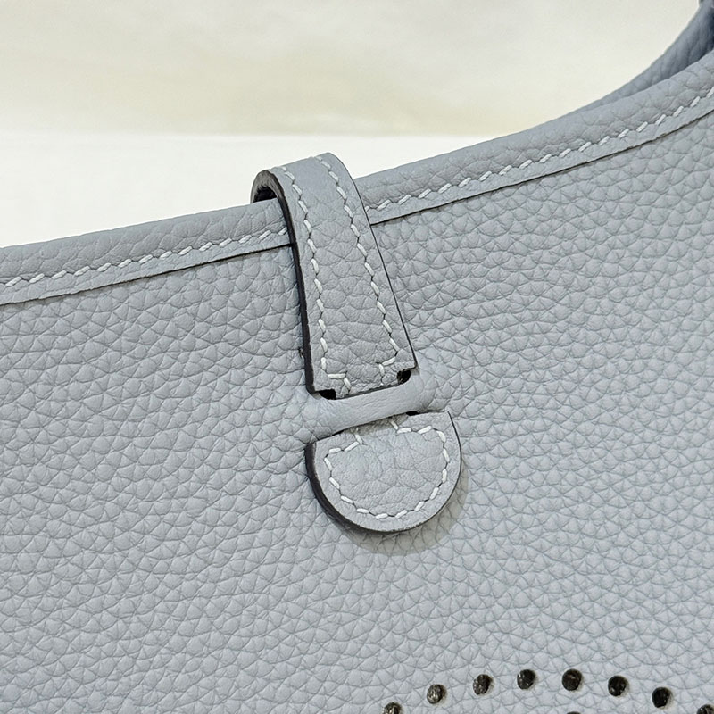 エヴリンTPM 使い勝手 HERMES エヴリン TPM ブルーラン トリヨンクレマンス ゴールド金具 2627674 エルメス 海外通販 - 画像 (8)