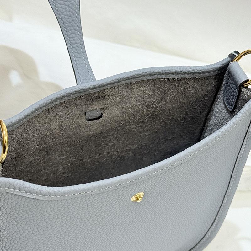 エヴリンTPM 使い勝手 HERMES エヴリン TPM ブルーラン トリヨンクレマンス ゴールド金具 2627674 エルメス 海外通販 - 画像 (4)