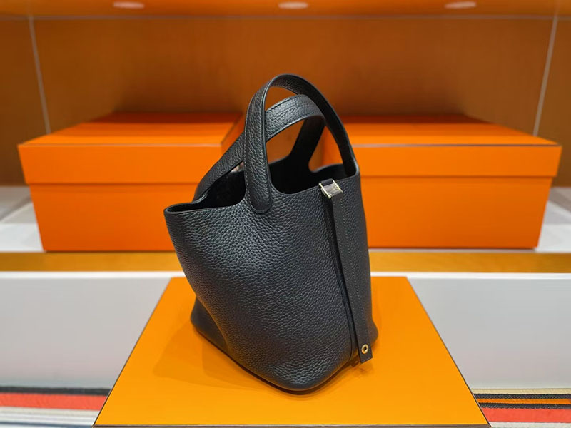 バケットバッグ 流行り いつまで HERMES ピコタンロック 18 PM 黒 ブラック トリヨンクレマンス シルバー金具 2627731 エルメス 新作バッグ - 画像 (8)