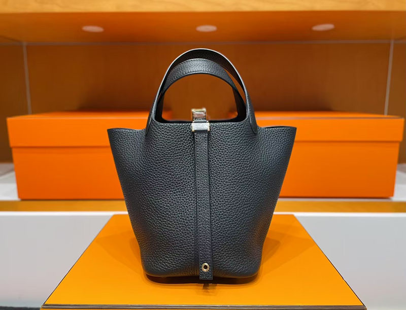 バケットバッグ 流行り いつまで HERMES ピコタンロック 18 PM 黒 ブラック トリヨンクレマンス シルバー金具 2627731 エルメス 新作バッグ - 画像 (7)