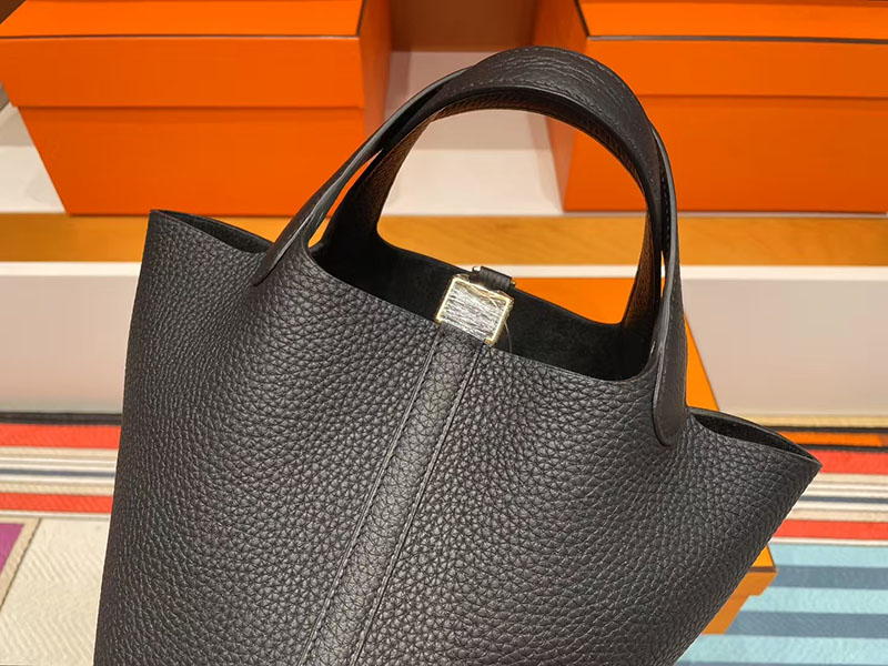 バケットバッグ 流行り いつまで HERMES ピコタンロック 18 PM 黒 ブラック トリヨンクレマンス シルバー金具 2627731 エルメス 新作バッグ - 画像 (5)