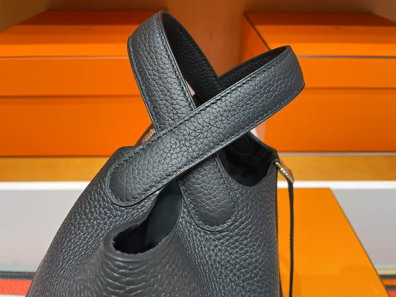 バケットバッグ 流行り いつまで HERMES ピコタンロック 18 PM 黒 ブラック トリヨンクレマンス シルバー金具 2627731 エルメス 新作バッグ - 画像 (2)