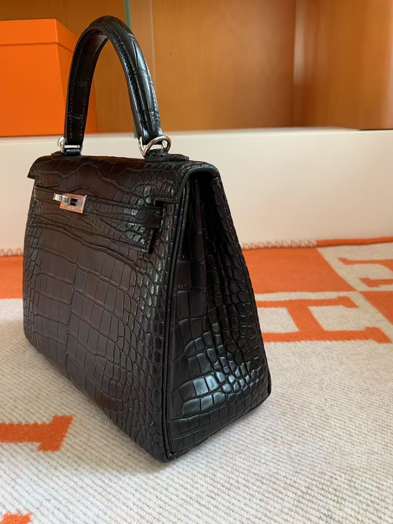 エルメス ケリー クロコ HERMES ケリー25 内縫い 黒 ブラック クロコダイル アリゲーターマット シルバー金具 2627739 エルメス 新作バッグ - 画像 (4)