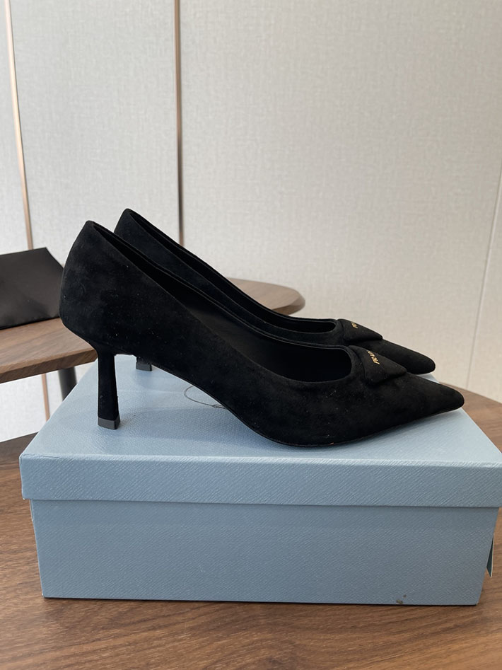 プラダ 靴 シューズ レディース 海外通販 PRADA 75mm バーガンディ スエード パンプス ブラック 2628410 プラダ パンプス フラット - 画像 (4)