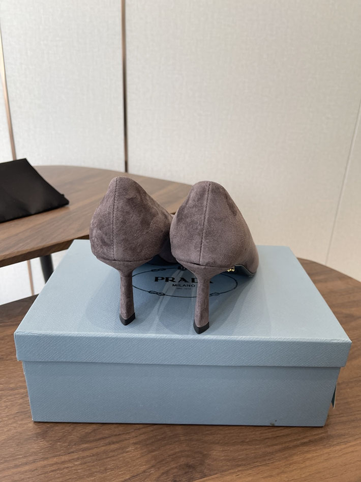 プラダ 靴 シューズ レディース 海外通販 PRADA 75mm バーガンディ スエード パンプス グレー 2628411 プラダ パンプス リボン - 画像 (7)