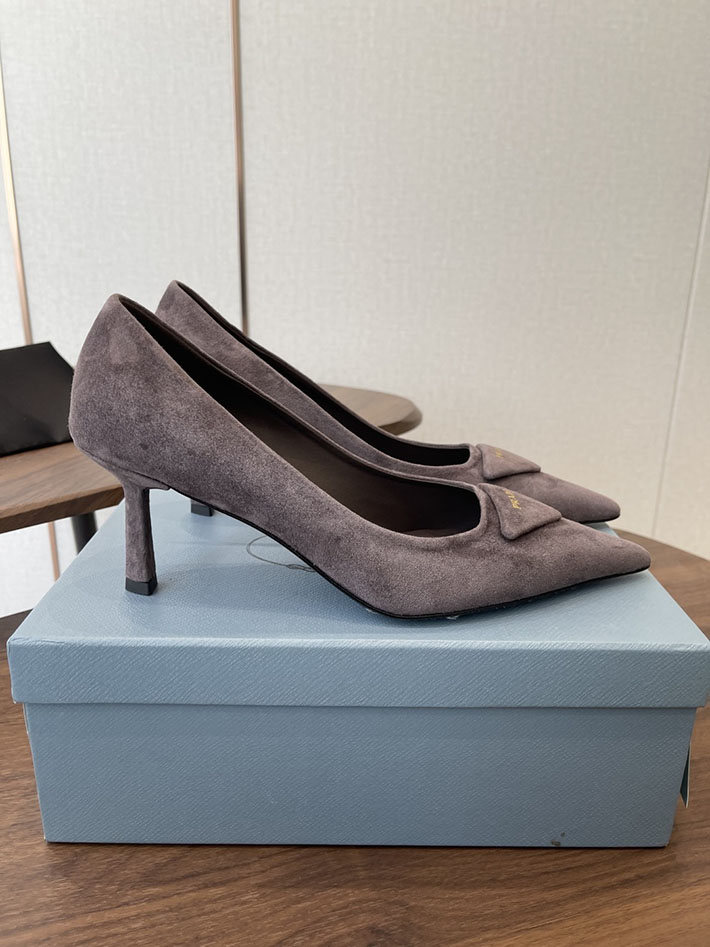 プラダ 靴 シューズ レディース 海外通販 PRADA 75mm バーガンディ スエード パンプス グレー 2628411 プラダ パンプス リボン - 画像 (4)