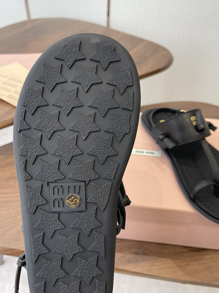 レディース 最高級MiuMiuスーパーコピー ミュウミュウ トングサンダル レザー ラバー メタルロゴ フラット 2628419 ミュウミュウ トングサンダル - 画像 (6)