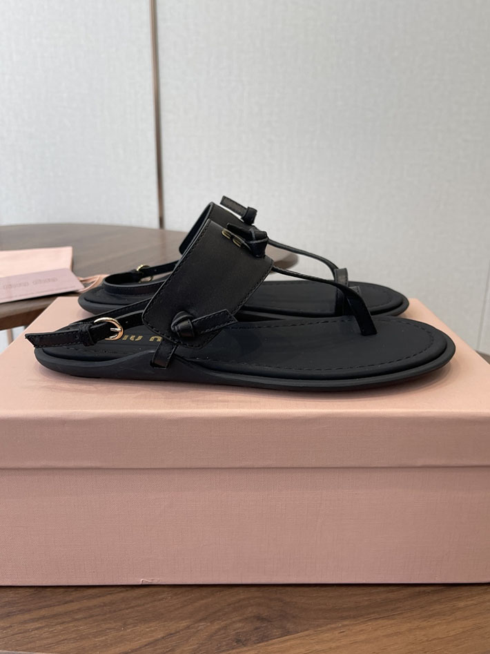 レディース 最高級MiuMiuスーパーコピー ミュウミュウ トングサンダル レザー ラバー メタルロゴ フラット 2628419 ミュウミュウ トングサンダル - 画像 (4)