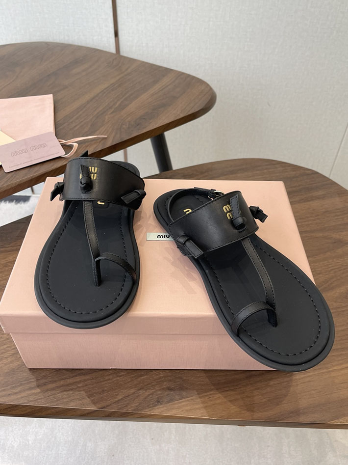 レディース 最高級MiuMiuスーパーコピー ミュウミュウ トングサンダル レザー ラバー メタルロゴ フラット 2628419 ミュウミュウ トングサンダル - 画像 (2)